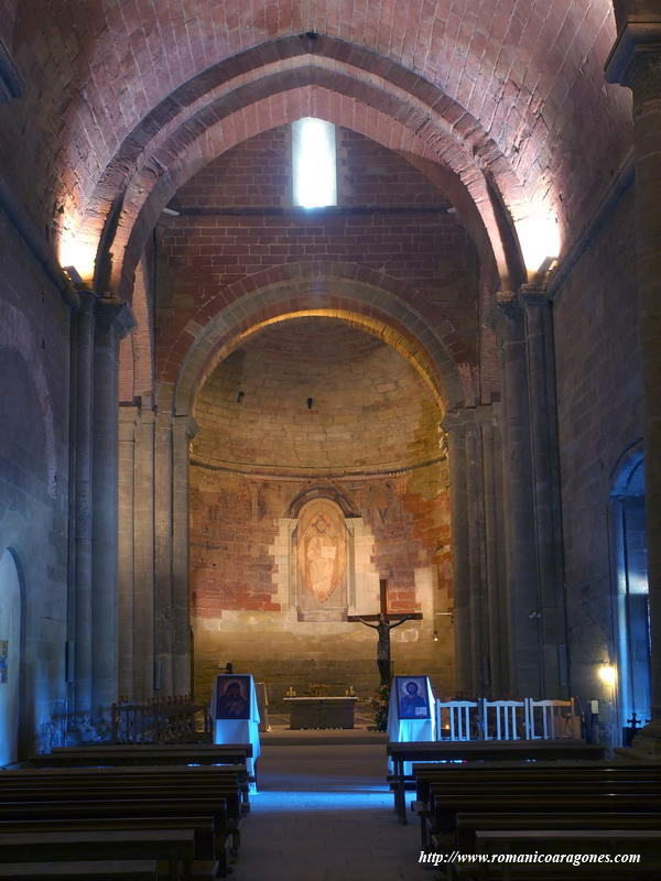 INTERIOR DEL TEMPLO HACIA LA CABECERA